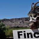 "Einladender" Wegweiser zur Finca