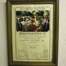 Ehrukunde für Bläsergruppe u. a. von Carolin Reiber gezeichnet