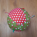 Luftballonhülle mit Bändern, grün-rot mit Pilzen
