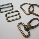 30er Sortiment altmessing: Schieber beweglich + mit festem Steg, Karabinerhaken + D-Ringe altmessing / antikgold 