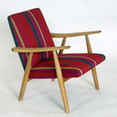 Fåtölj design Hans J Wegner för AP-stolen/Johs. Hansen. Stomme i ek, sits & rygg nyklädda i ulltyg ‘design Fanny Aronsen. H.77cm.