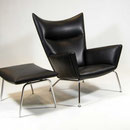 Fåtölj med fotpall design Hans J Wegner för AP-stolen/Johs. Hansen mod. AP-45. Klädd i anelin läder fråm Elmo. H.102cm.