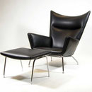 Fåtölj med fotpall design Hans J Wegner för AP-stolen/Johs. Hansen mod. AP-45. Klädd i anelin läder fråm Elmo. H.102cm.