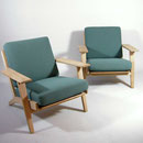 Fåtöljer design Hans J Wegner för Getama mod. GE-290. Stomme i obehandlad ek med nykläddda plymåer i ulltyg ‘Hallingdal’ från Kvadrat.