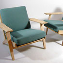 Fåtöljer design Hans J Wegner för Getama mod. GE-290. Stomme i obehandlad ek med nykläddda plymåer i ulltyg ‘Hallingdal’ från Kvadrat.