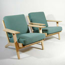 Fåtöljer design Hans J Wegner för Getama mod. GE-290. Stomme i obehandlad ek med nykläddda plymåer i ulltyg ‘Hallingdal’ från Kvadrat.