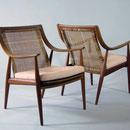 Fåtöljer design Peter Hvidt & Orla Nielsen-Mölgaard för France & Son. Stomme i teak med rygg i fätad rotting och sits i anlin naturläder från Elmo.