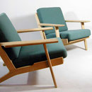Fåtöljer design Hans J Wegner för Getama mod. GE-290. Stomme i obehandlad ek med nykläddda plymåer i ulltyg ‘Hallingdal’ från Kvadrat.