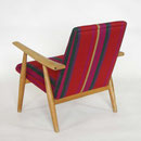 Fåtölj design Hans J Wegner för AP-stolen/Johs. Hansen. Stomme i ek, sits & rygg nyklädda i ulltyg ‘design Fanny Aronsen. H.77cm.