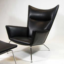 Fåtölj med fotpall design Hans J Wegner för AP-stolen/Johs. Hansen mod. AP-45. Klädd i anelin läder fråm Elmo. H.102cm.