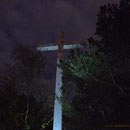 Weißes Kreuz bei Nacht