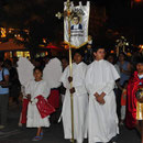 Une procession nocturne