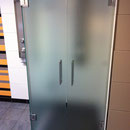 GSK-Glassysteme, Glassysteme, Glasanlagen, Glaskonstruktionen, Glas, WC - Trennwände, WC Kabinen, Duschen, Glasduschen, Scham – Trennwand, Urinal – Trennwand, Ganzglasanlagen, Umkleidekabinen, Umkleideschränke, Wertschließfächer, Glastüren, GSK Worm GmbH