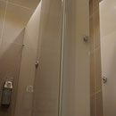 GSK-Glassysteme, Glassysteme, Glasanlagen, Glaskonstruktionen, Glas, WC - Trennwände, WC Kabinen, Duschen, Glasduschen, Scham – Trennwand, Urinal – Trennwand, Ganzglasanlagen, Umkleidekabinen, Umkleideschränke, Wertschließfächer, Glastüren, GSK Worm GmbH