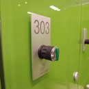 GSK-Glassysteme, Glassysteme, Glasanlagen, Glaskonstruktionen, Glas, WC - Trennwände, WC Kabinen, Duschen, Glasduschen, Scham – Trennwand, Urinal – Trennwand, Ganzglasanlagen, Umkleidekabinen, Umkleideschränke, Wertschließfächer, Glastüren, GSK Worm GmbH