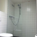 GSK-Glassysteme, Glassysteme, Glasanlagen, Glaskonstruktionen, Glas, WC - Trennwände, WC Kabinen, Duschen, Glasduschen, Scham – Trennwand, Urinal – Trennwand, Ganzglasanlagen, Umkleidekabinen, Umkleideschränke, Wertschließfächer, Glastüren, GSK Worm GmbH