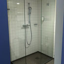 GSK-Glassysteme, Glassysteme, Glasanlagen, Glaskonstruktionen, Glas, WC - Trennwände, WC Kabinen, Duschen, Glasduschen, Scham – Trennwand, Urinal – Trennwand, Ganzglasanlagen, Umkleidekabinen, Umkleideschränke, Wertschließfächer, Glastüren, GSK Worm GmbH