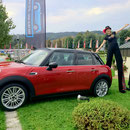 Als Stelzengeher bei der Präsentation des neuen Mini in Minimundus