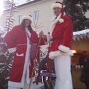 Weihnachtsmann auf Stelzen Magic Klaus und Sabrina