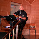 Karsten spielt musikalisches Kabarett.