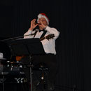 Karsten erschiesst musikalisch Weihnachtsmänner.