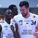 Michael Wenzl (rechts) mit Bazoumana Kone - Hamburg Towers
