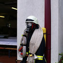Auf 60kg Ausrüstung kommt ein Feuerwehrmann im Einsatz.