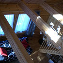 Blick von der Galerie in das Wohnzimmer im Winter.