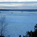 Erleben Sie hoch über der Winterlandschaft absolute Stille, nur unterbrochen von dem Knacken des Eisganges. Blick vom nahen Aussichtsturm auf den gefrorenen "Päijänne".