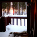 Ihr warmes Mökki und die Sauna warten schon. Draußen zaubert unterdessen die Sonne einen roten Abendhimmel.