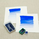 Lapislazuli Aquarellfarbe in Näpfchen, Malachitcontainer und Porzellanschälchen 