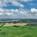 Drohnenaufnahme mit Blick über Mühl Rosin und den Inselsee