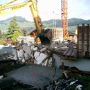 Abbruch Buochserstrasse 48 - Teilweise Unterstützung mit dem Bagger, und anschliessender Abbruch vom Untergeschoss