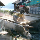 Abbruch Dorfstrasse 25, nach Fassadenabstützung mit Maschineneinsatz