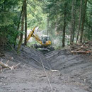 Forstliches Projekt Moos - Arbeiten mit dem Menzi Muck am Seil