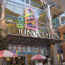 Das Jungceylon ist das grösste Einkaufszentrum an der Patong Beach und bietet neben dem Einkaufs- auch grossen kulinarischen Spass