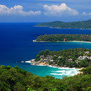 Die Kata Noi, Kata Beach sowie Karon Beach im Hintergrund. Hinder der Hügelkette liegt die Patong Beach