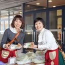 スタッフと♪おにぎりのお弁当もプロデュースしています