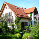 Praxis & Garten im Sommer © Stefan Simon Kastl