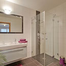 Badezimmer mit DU/WC und Doppelwaschbecken (ein weiteres Badezimmer mit DU/WC vorhanden) Fewo Horberg - Apart Rauch