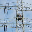 Die Nisthilfe wird im Bereich der Traverse in den Mast eingebaut.