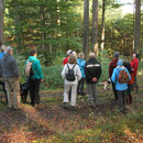 Zu Beginn der Wanderung entlang der Üß erfahren die Teilnehmer der Wanderung vom Vorsitzenden Sepp Wagner Wissenswertes über den Immerather Wald. 10/2015