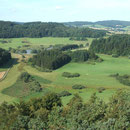 Vom Turm aus sind beide Maare gleichzeitig zu sehen: Das teilweise zu einem Fischweiher aufgestaute westliche Maar im Hintergrund und das östliche Trockenmaar im Vordergrund.