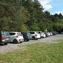 Der gut besuchte Parkplatz macht deutlich, dass es sich beim Booser Doppelmaar um eine häufig aufgesuchte Sehenswürdigkeit handelt.