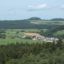 Blick vom Turm auf ein Ansichtskartenidyll: Nürburg, Eifeldorf und Eifellandschaft.
