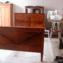 Bett mit handgemaltem Mahagonifurnier