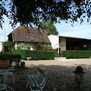 le gite de la Loge,petit coin salon à l'ombre,FlavacourtGite Gisors, proche de Beauvais, à 1 h de Paris, en Picardie, à la campagne