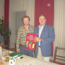 Überreichung Ehrengeschenk an UNION Präsident R. Hager