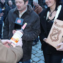 Andrea Schleinzer bei der Geschenübergabe