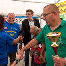 Ueberreichung des Pokale für den 1. Platz ind der Gruppenwertung von LTF Präsident Josef Kraft